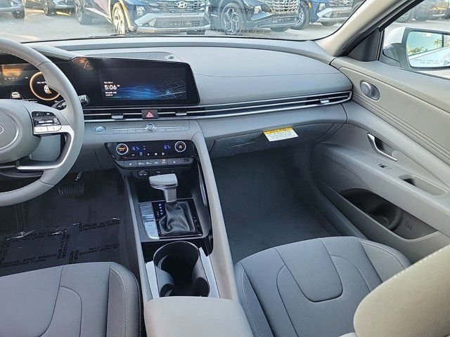 2025 Hyundai Elantra SEL - Photo 14