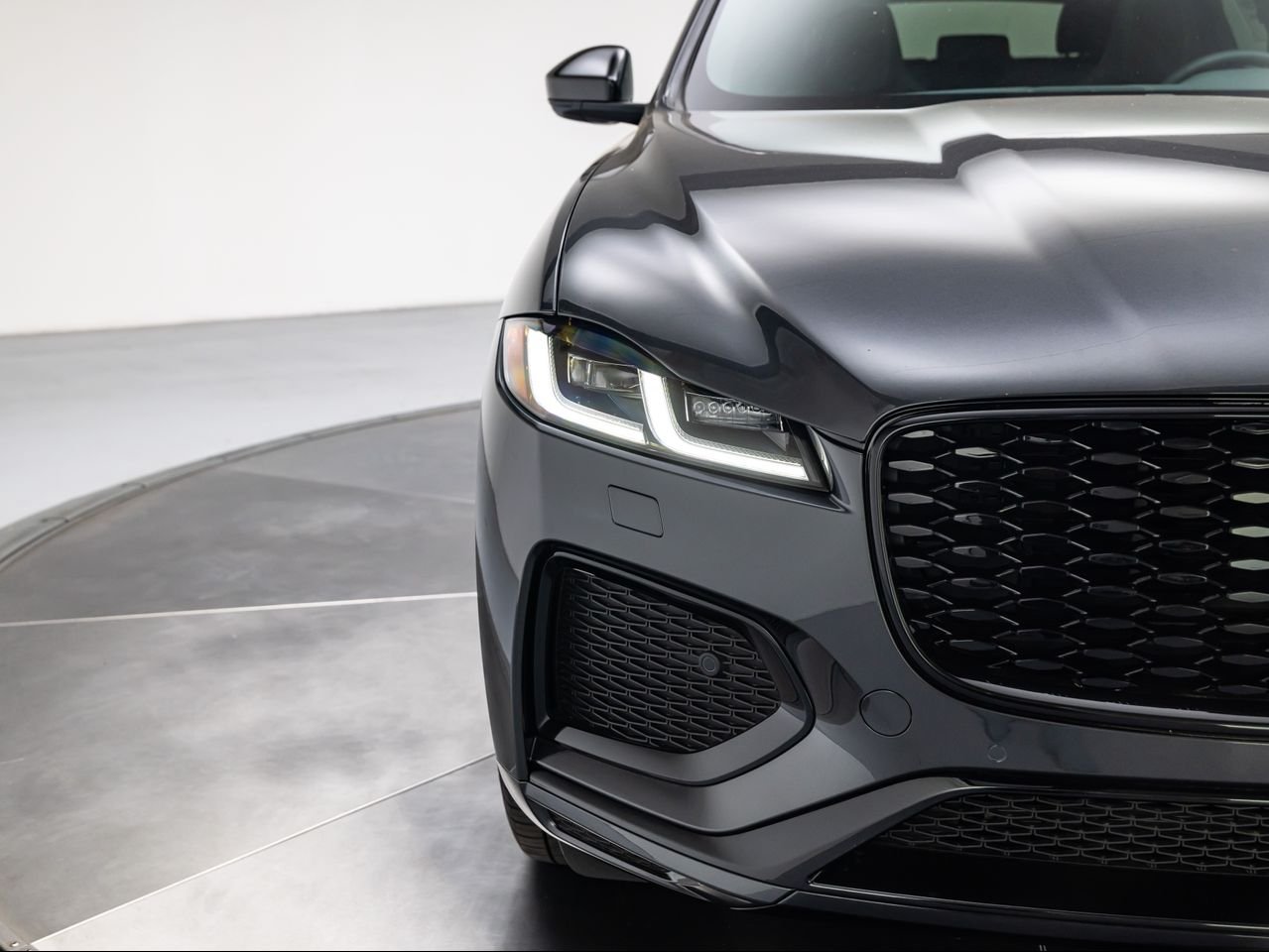 2025 Jaguar F-PACE R-Dynamic S - Photo 10