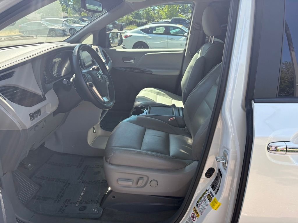 Used 2017  Toyota XLE image 13
