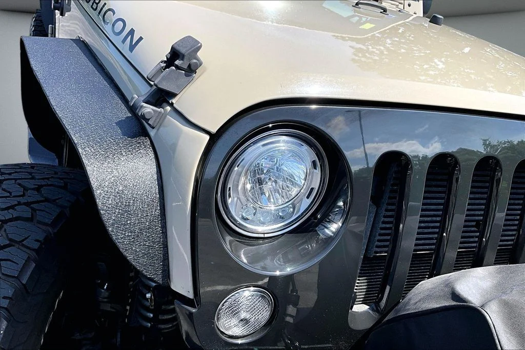 Certified Used 2018 Beige Jeep Unlimited Rubicon image 31