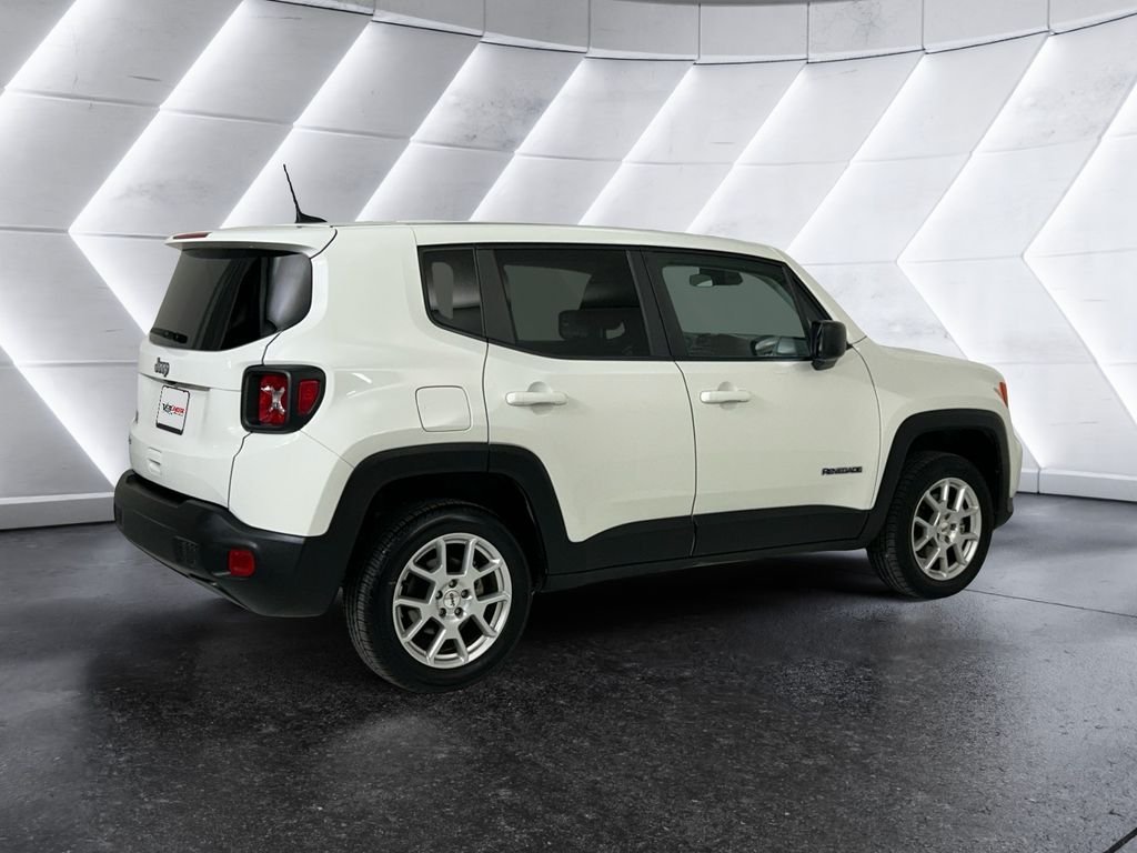 Used 2023 White Jeep Latitude image 4