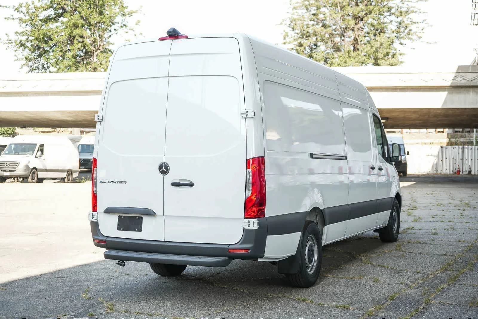 New 2025 Arctic+White Mercedes-Benz Cargo 170WB High Roof 113kW Battery RWD HO Motor image 7
