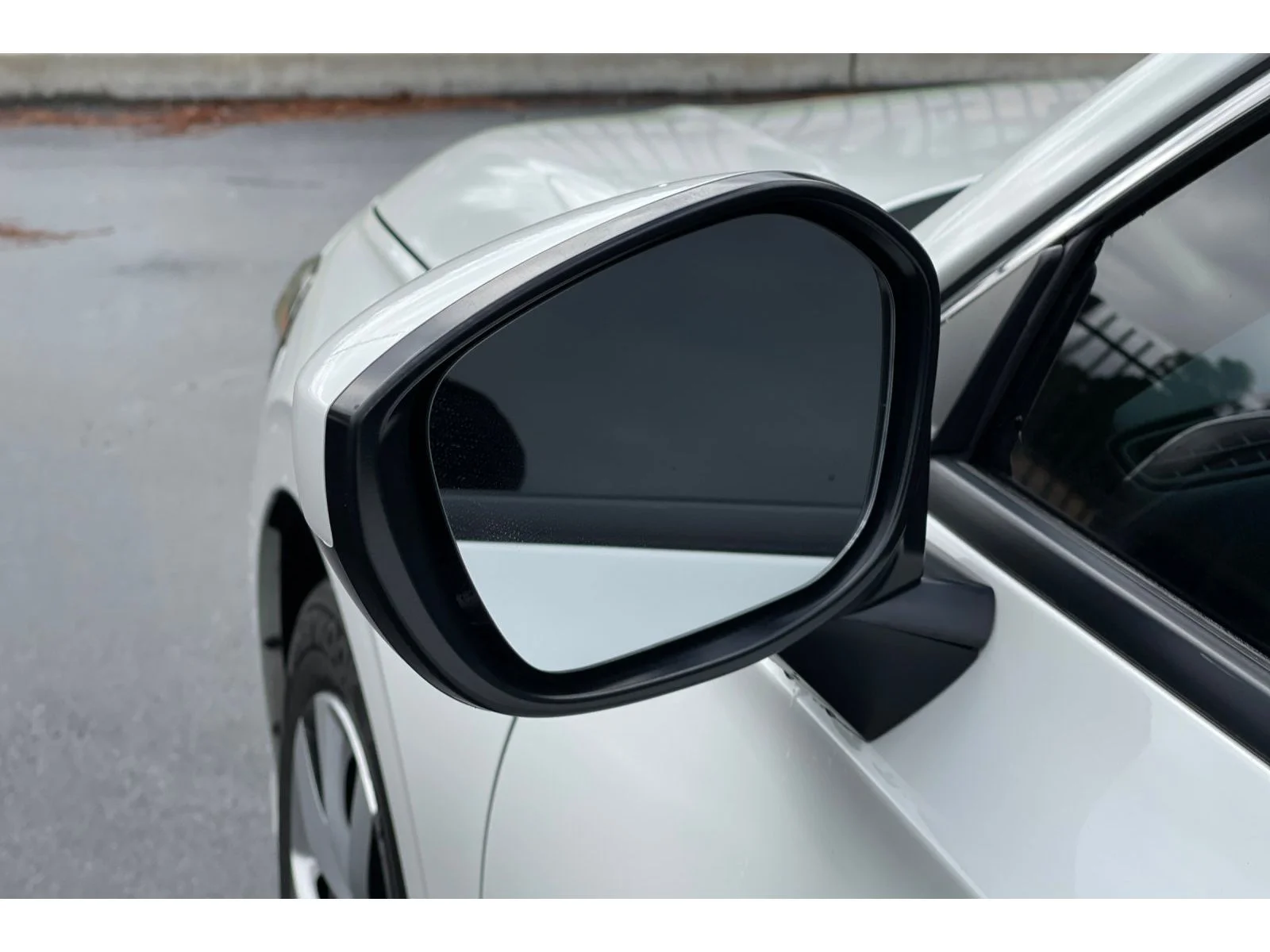 Used 2025 Platinum White Pearl Honda LX image 11