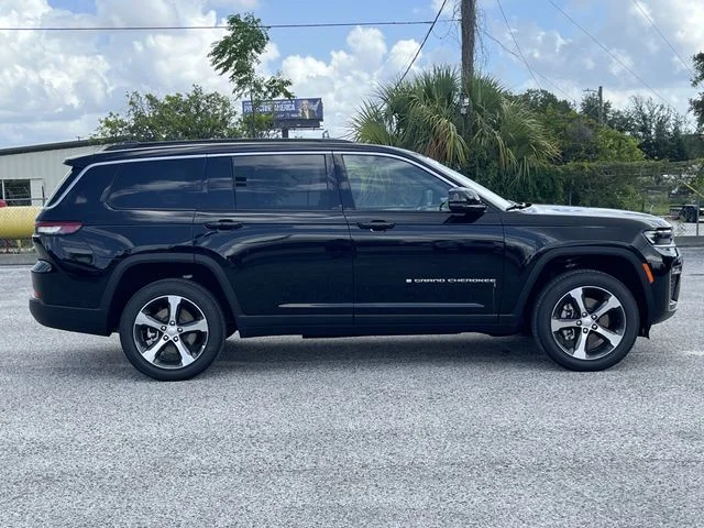 New 2026 Diamond Black Crystal Pearl-Coat Exterior Paint Jeep Limited image 3