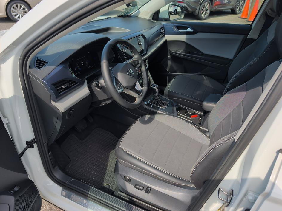 Used 2022 Pure White Volkswagen SE image 8