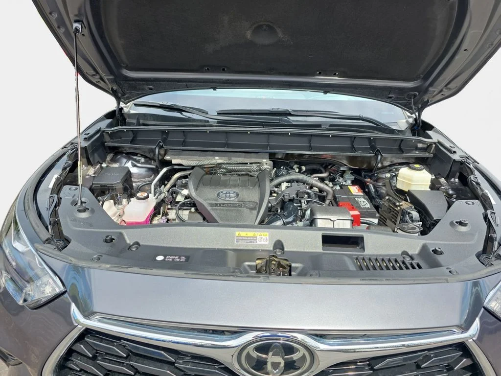 Used 2023 Magnetic Gray Metallic Toyota Platinum image 24