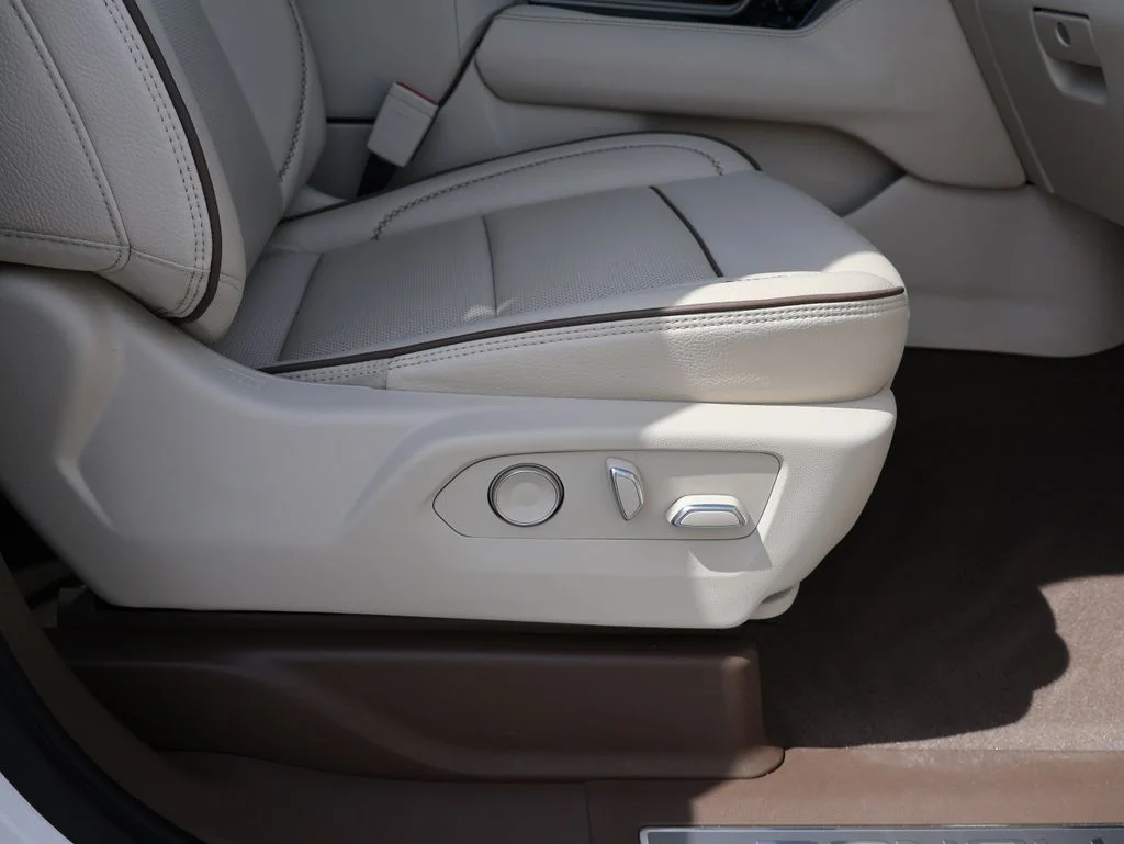 Used 2023 White Frost Tricoat GMC Denali image 11