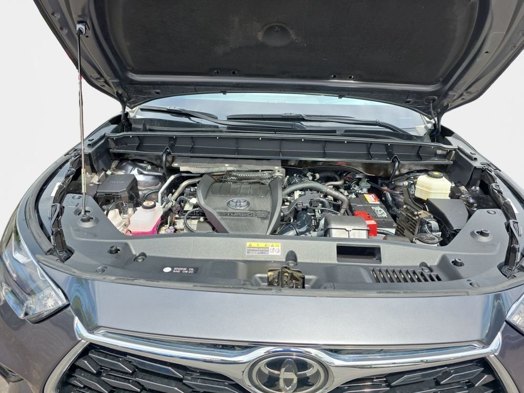 Used 2023 Magnetic Gray Metallic Toyota Platinum image 24