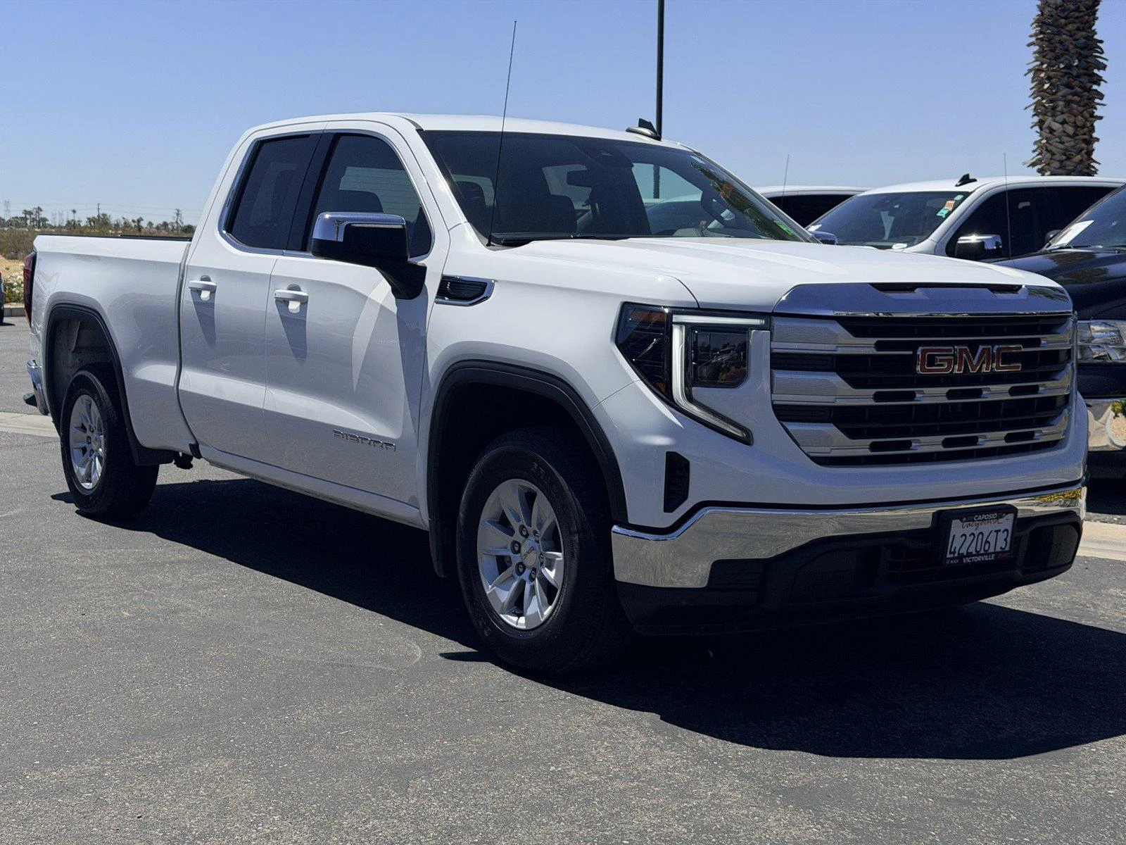 Used 2022 Summit White GMC SLE image 1
