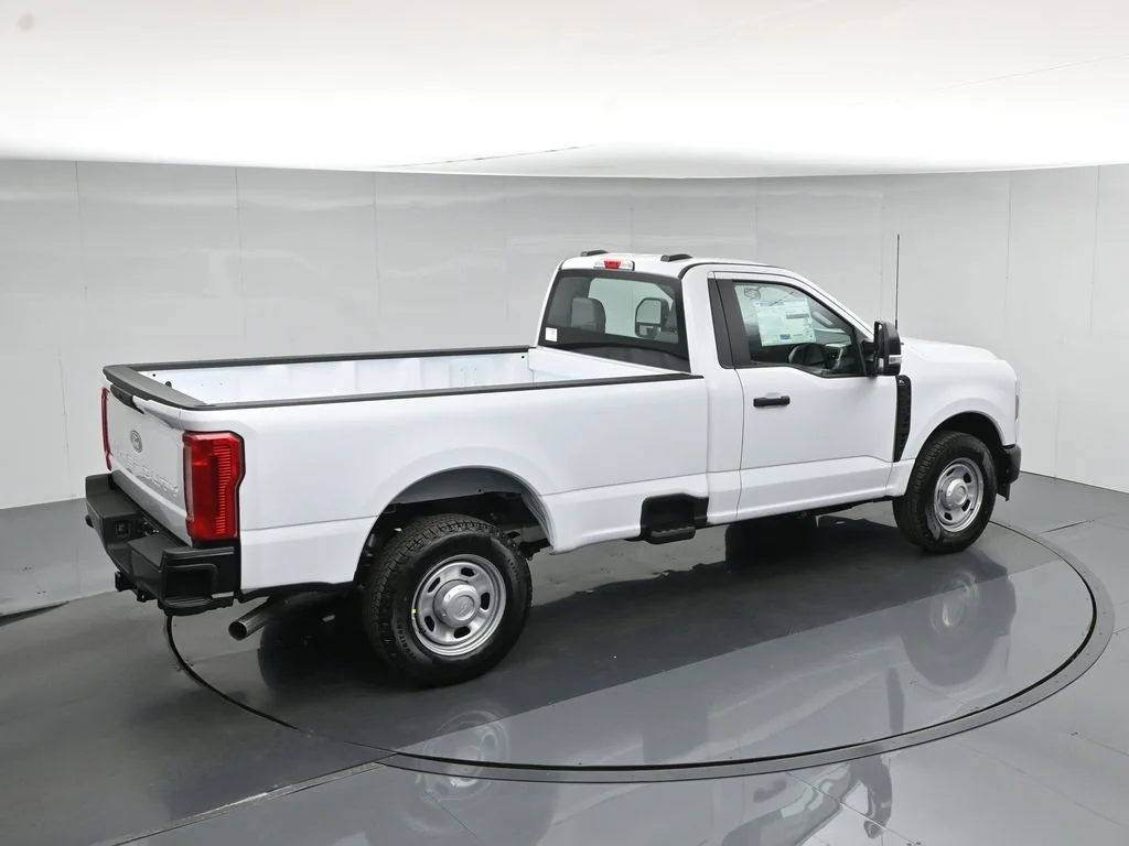 New 2027 Oxford White Ford XLT image 35