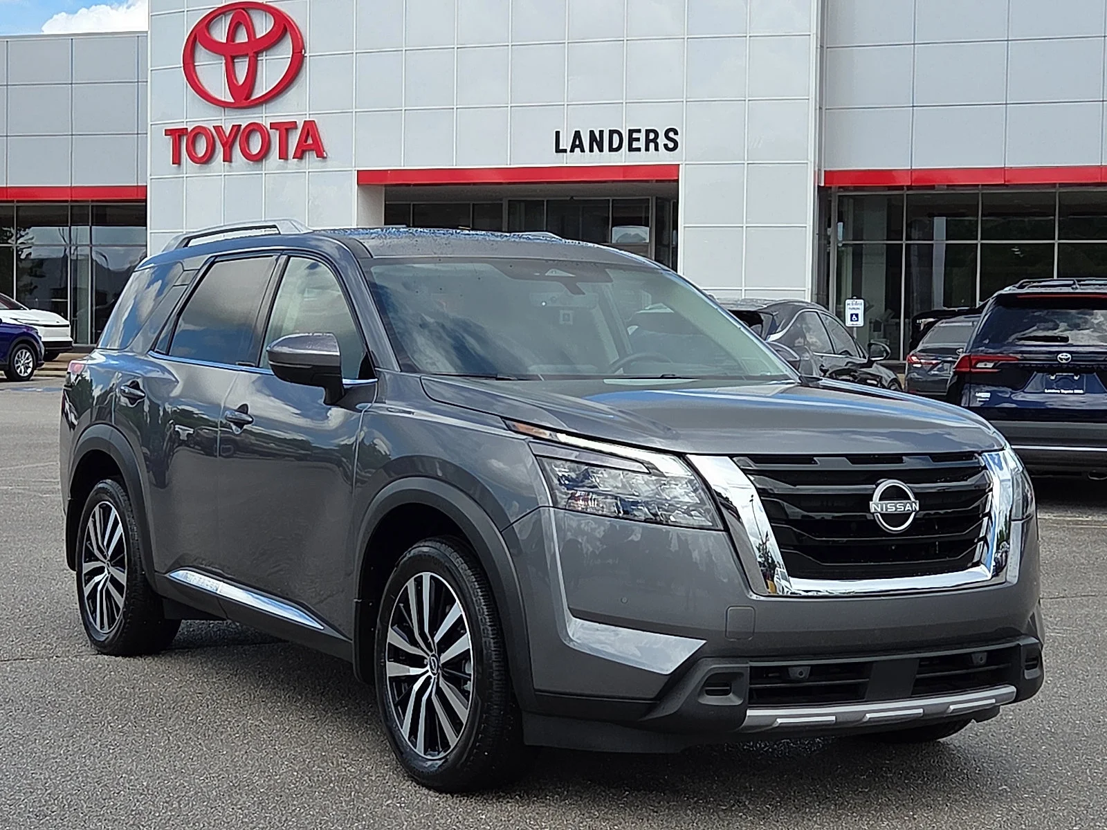 2025 Nissan Pathfinder Platinum 4WD's photo