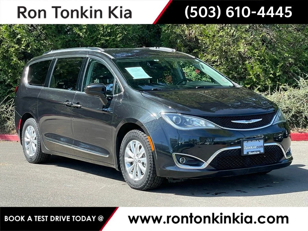 2019 Chrysler Pacifica Touring L's photo