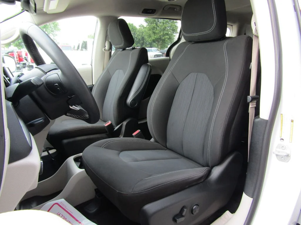 Used 2023 White Chrysler LX image 20