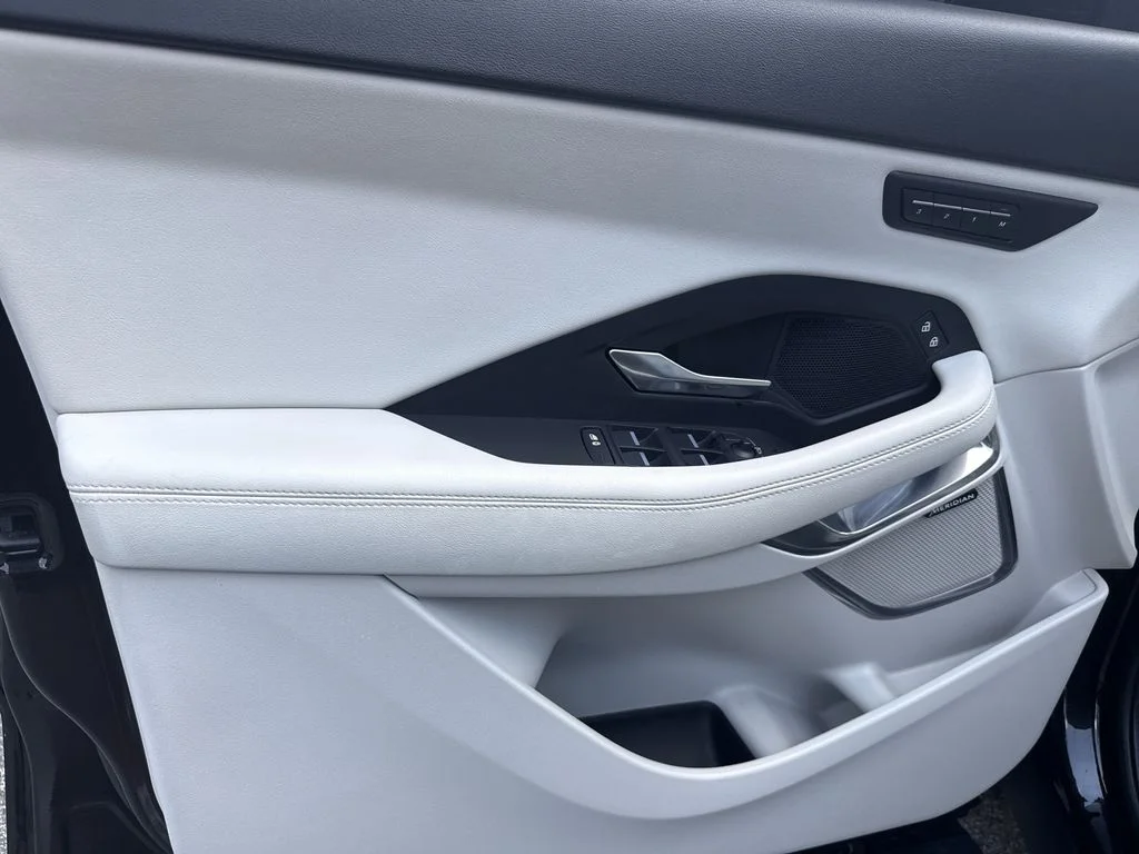Used 2022  Jaguar P250 SE image 10