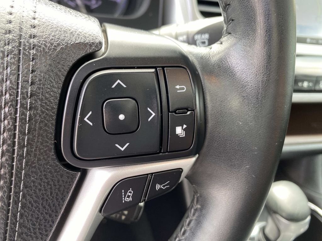 Used 2017 White Toyota XLE image 19