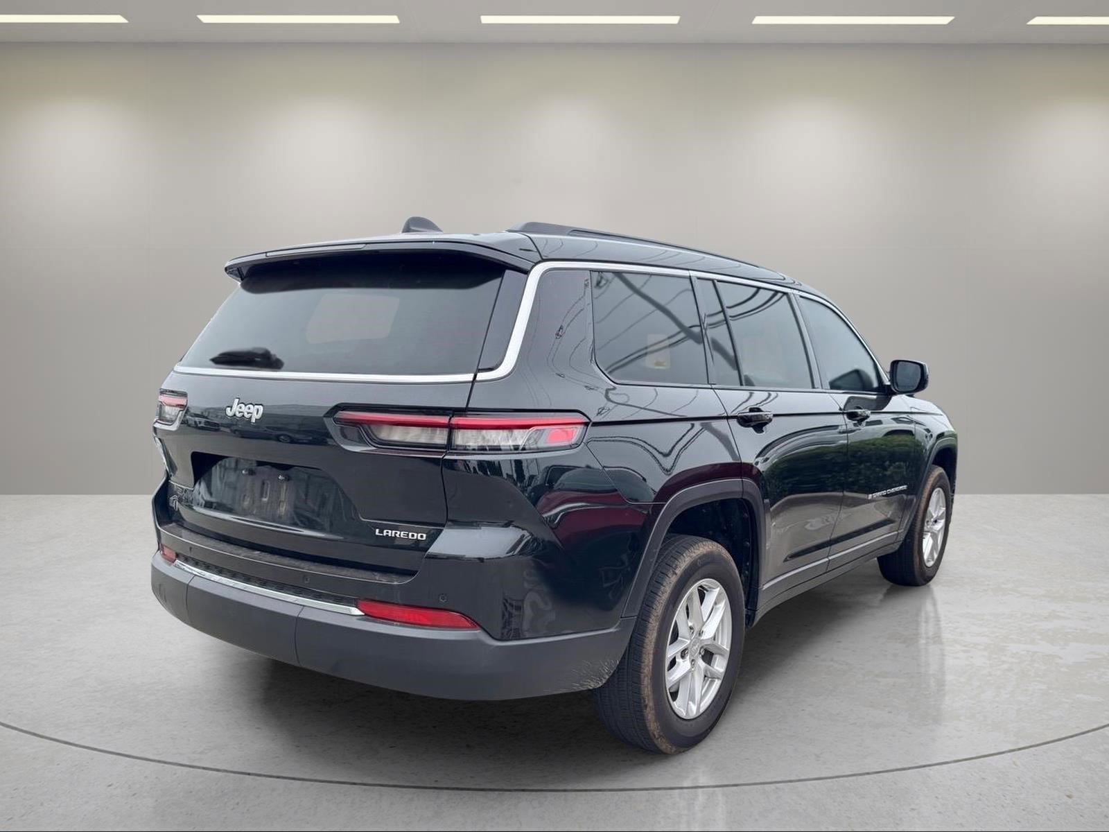 Used 2025 Diamond Black Crystal Pearlcoat Jeep Laredo X image 4