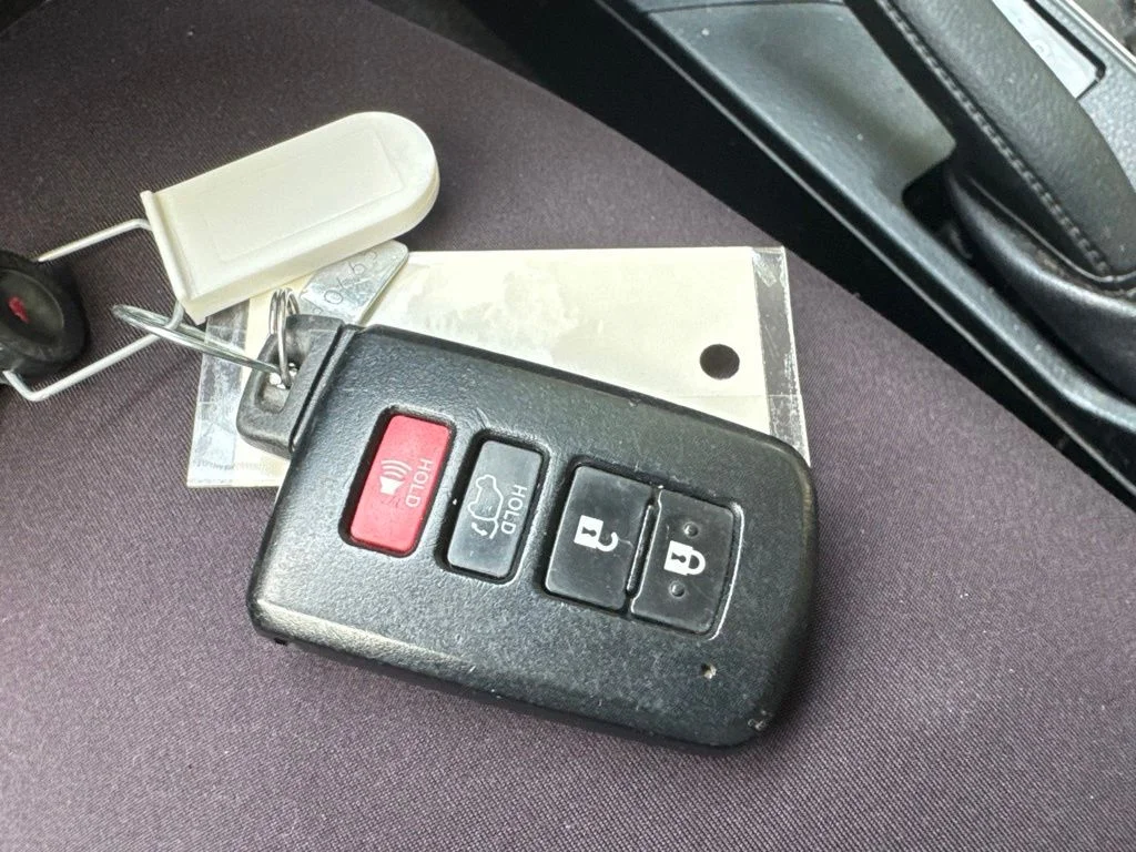 Used 2018 Silver Toyota XLE image 20