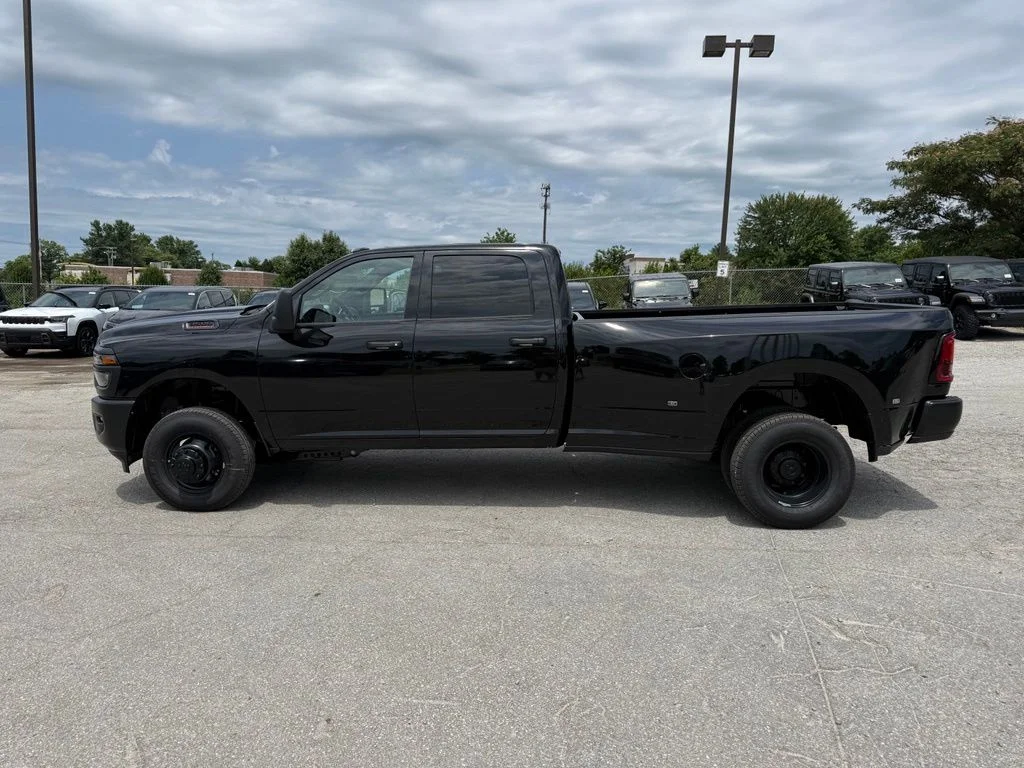 New 2026 Diamond Black Crystal Pearl-Coat Exterior Paint RAM Tradesman image 10