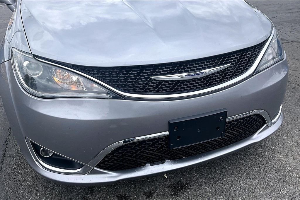 Used 2020 Billet Silver Metallic Clearcoat Chrysler Touring L image 30
