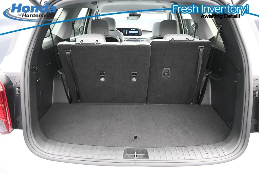 Used 2025 White Hyundai SEL image 12