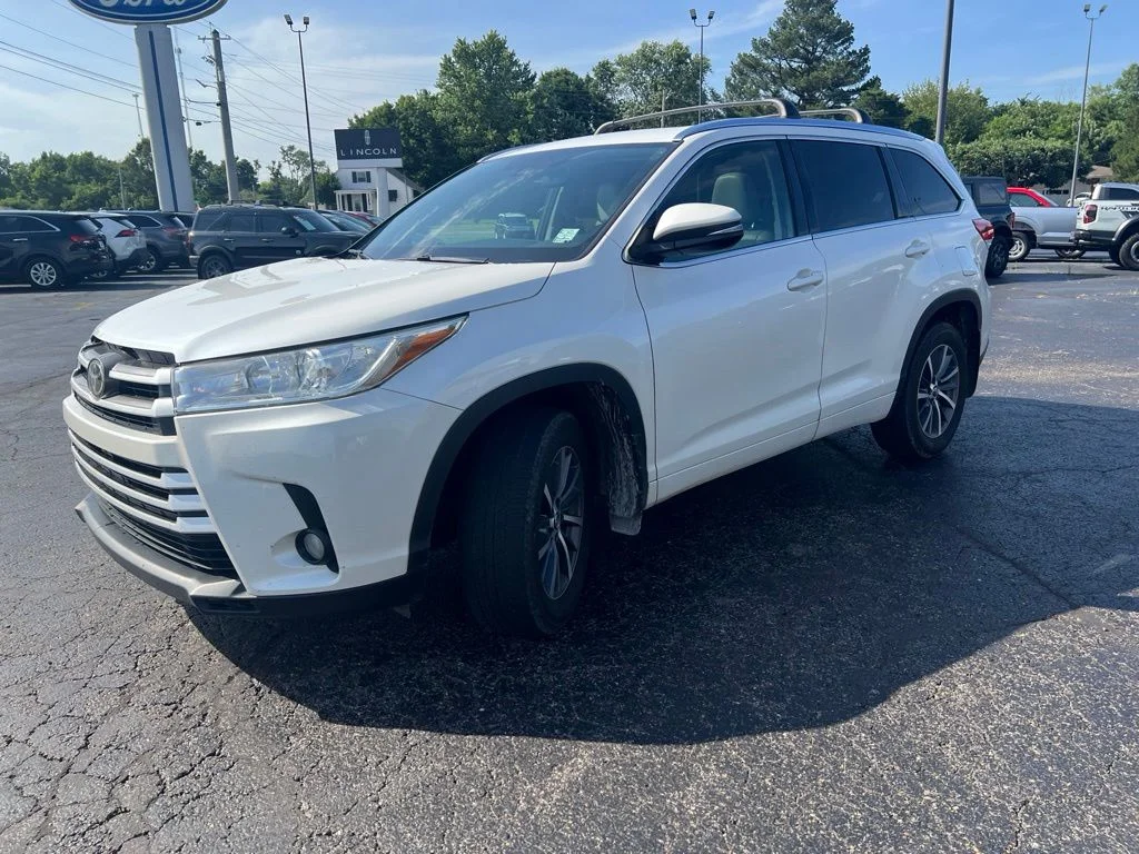 Used 2017 Blizzard Pearl Toyota XLE image 6
