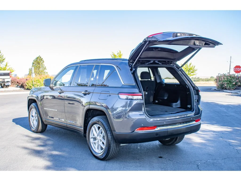 Used 2024 Baltic Gray Metallic Clearcoat Jeep Laredo X image 9