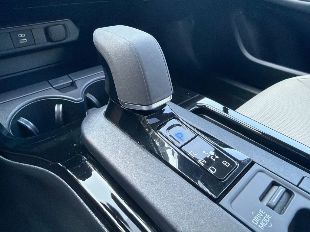 Used 2025  Toyota Limited image 32