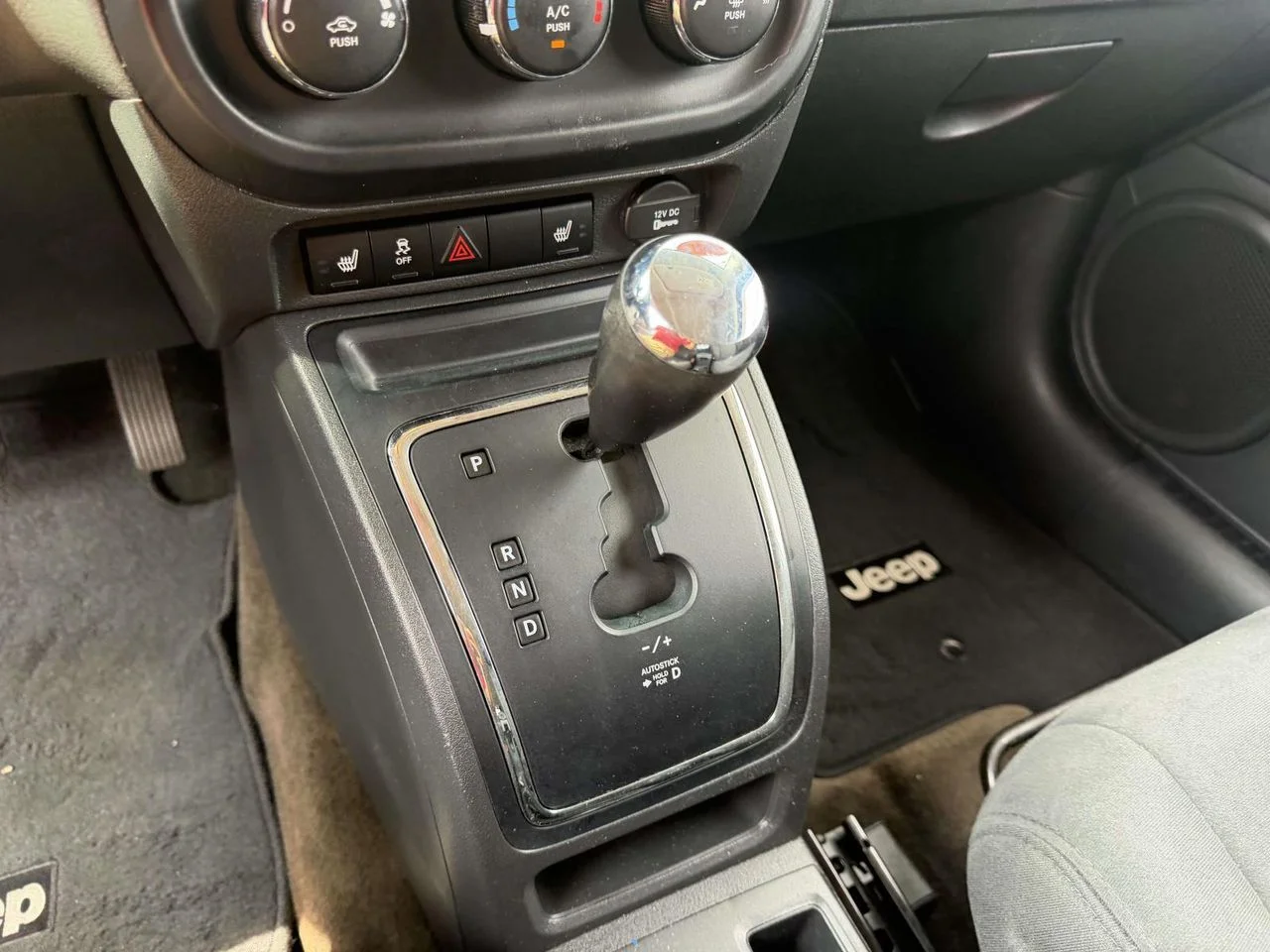 Used 2015 Granite Crystal Metallic Clearcoat Jeep Latitude image 26