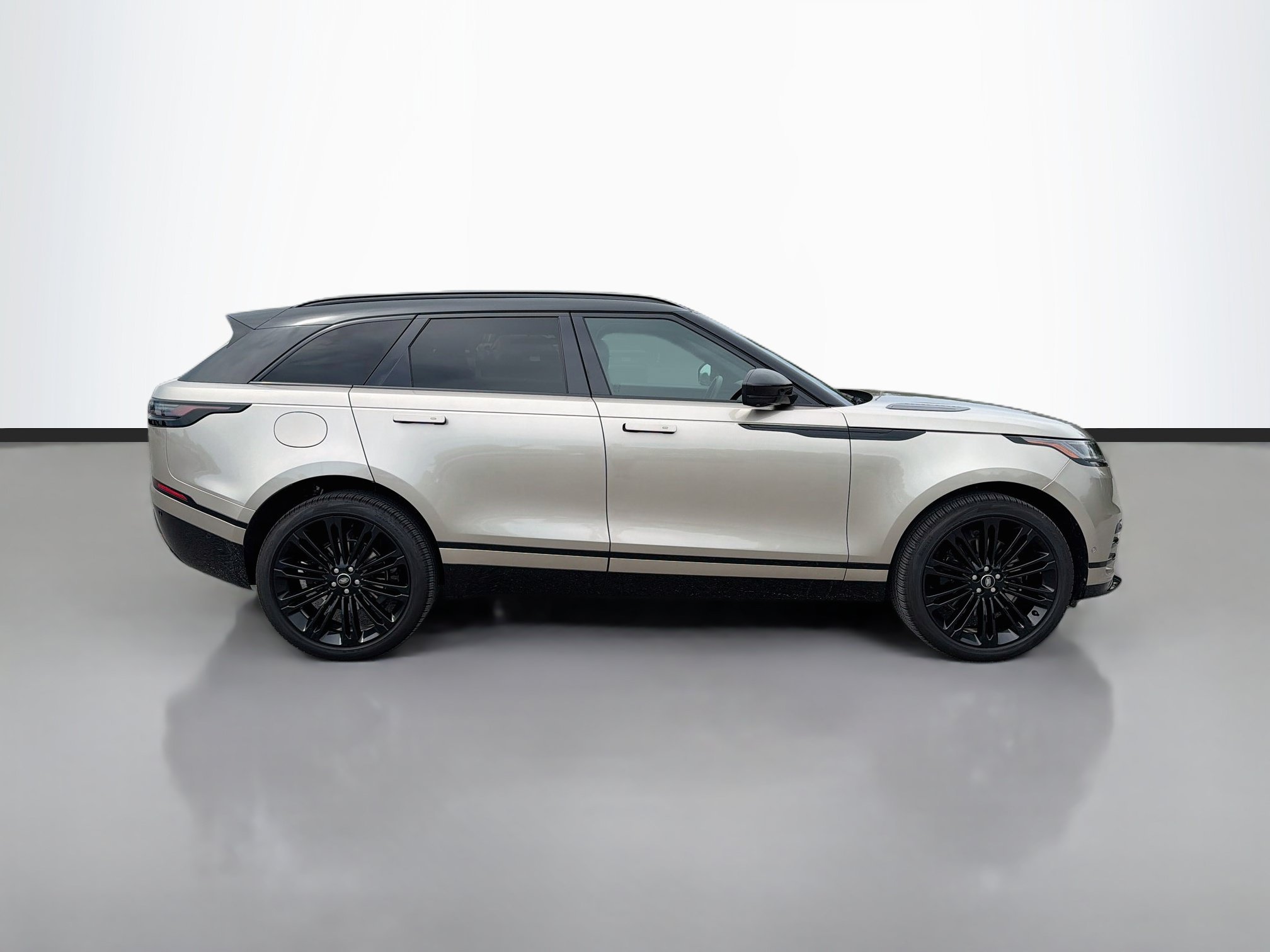 Used 2026 Batumi Gold Premium Metallic Land Rover Dynamic SE image 6