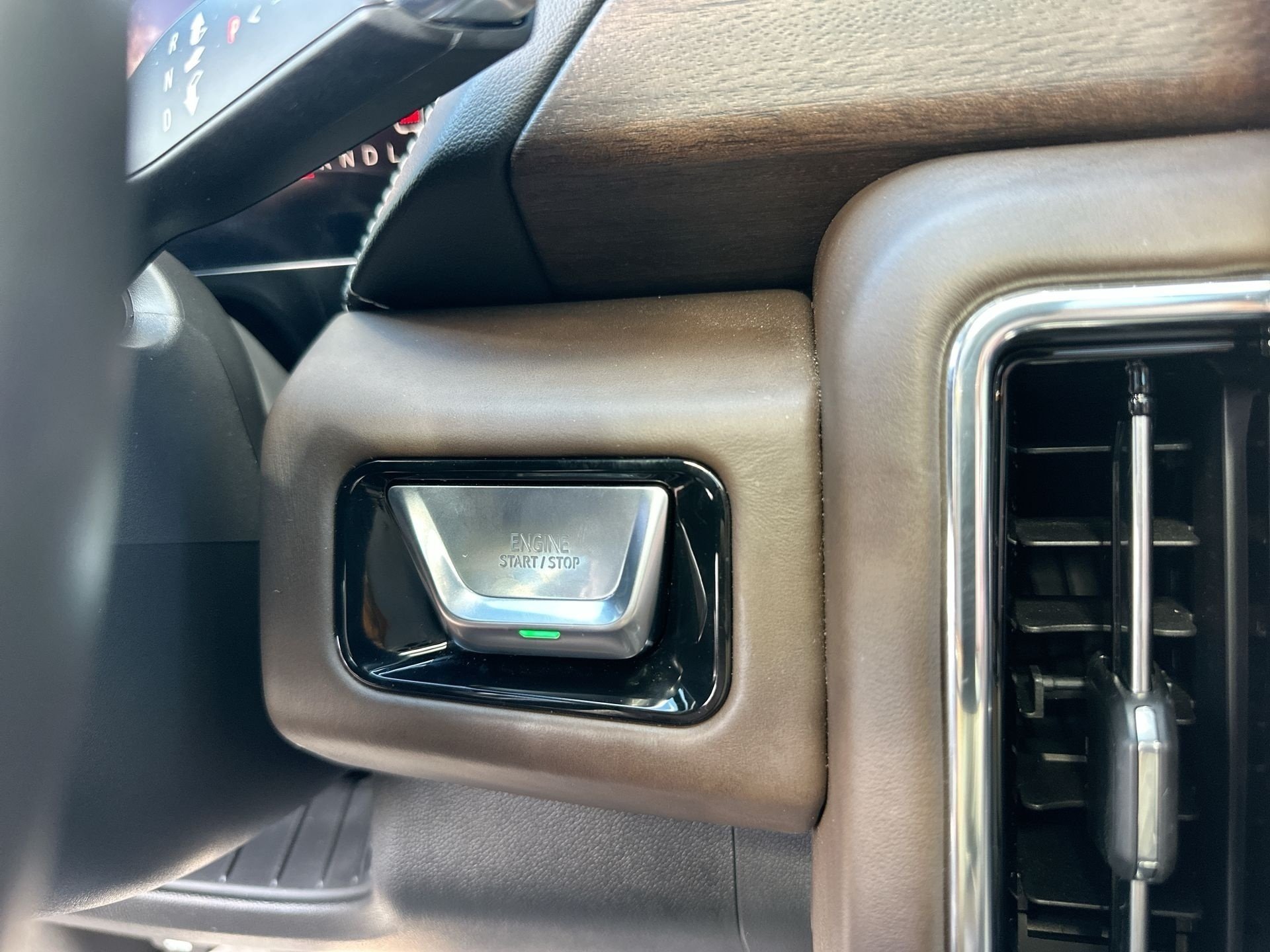 2025 GMC Yukon Denali Ultimate - Photo 17