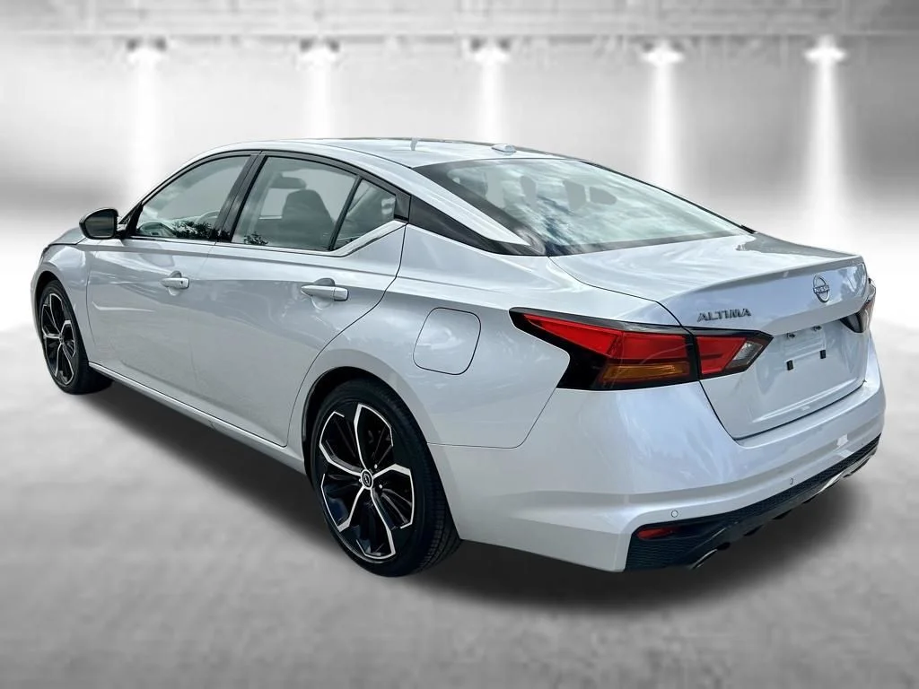 Used 2025 Brilliant Silver Metallic Nissan 2.5 SR image 9