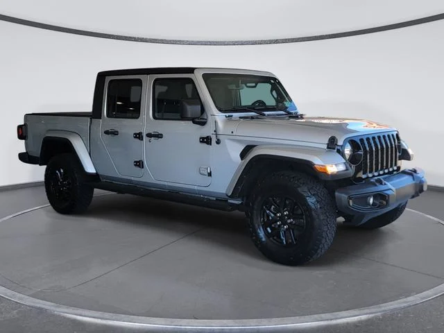 Used 2022 Silver Jeep Sport image 2
