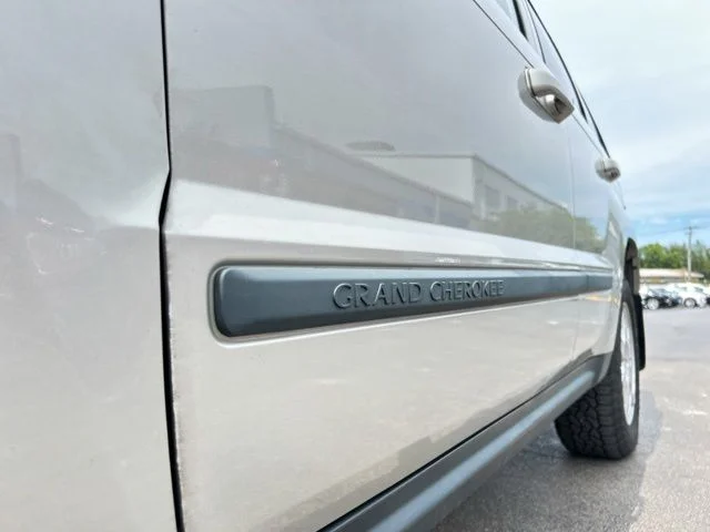 Used 2009 Light Graystone Pearl Jeep Laredo image 15