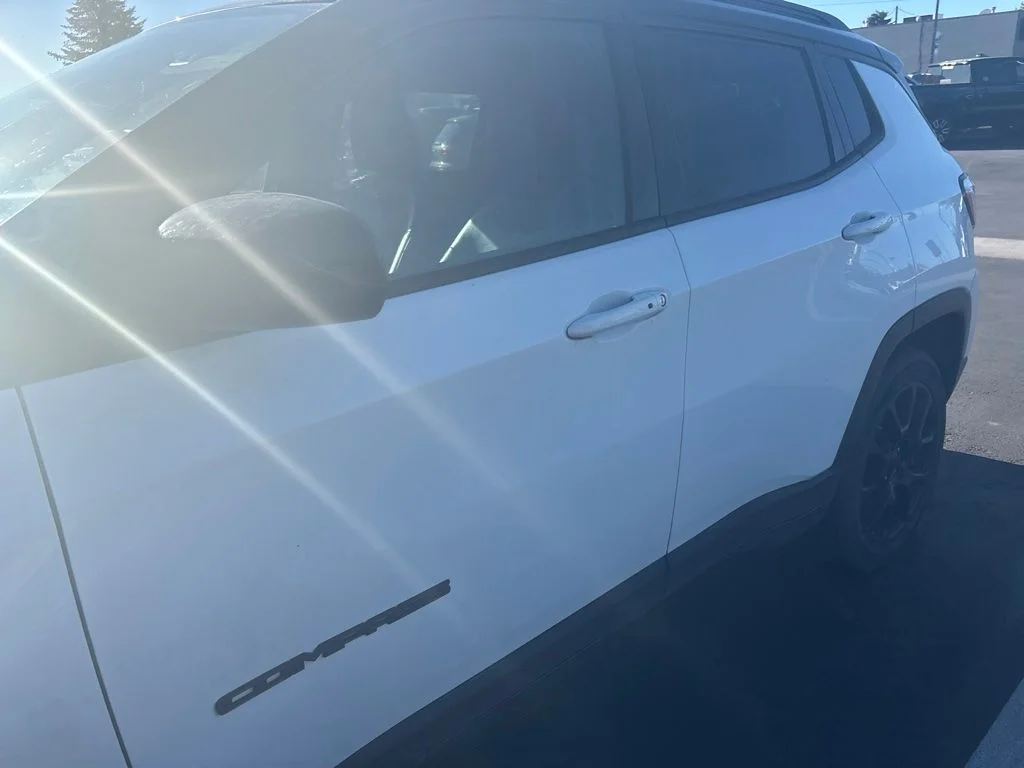 Used 2022 White Jeep Latitude image 3