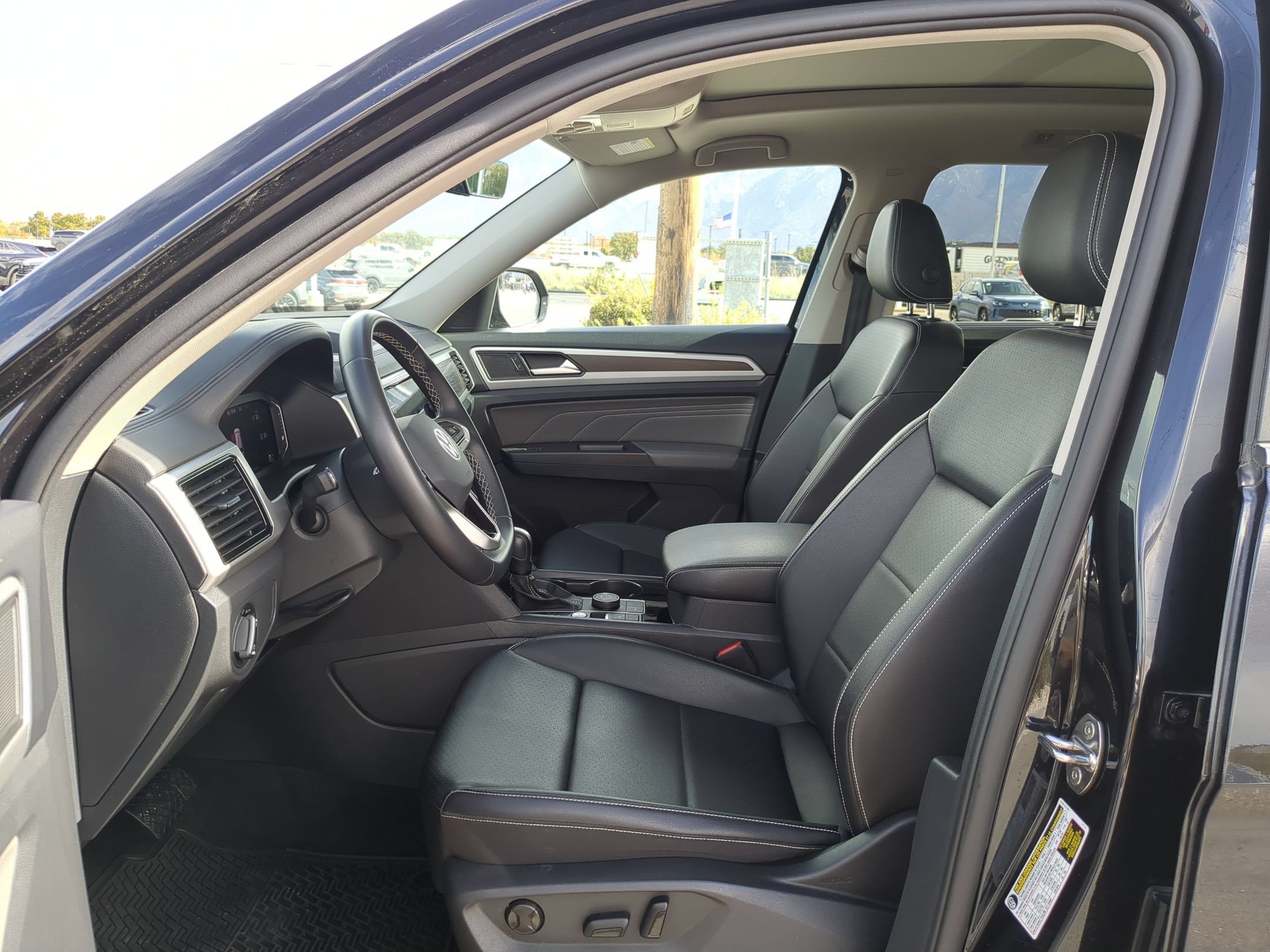 Used 2023 Deep Black Volkswagen 3.6L V6 SE w/Technology image 15