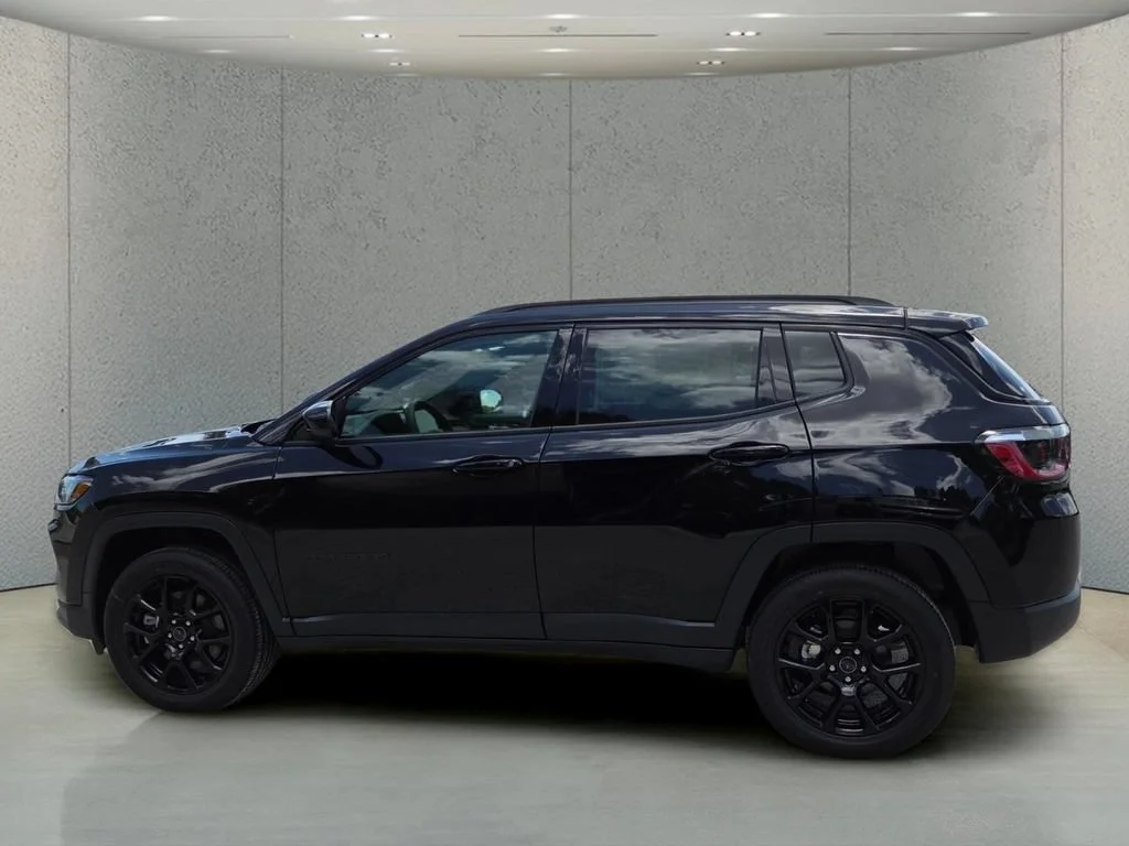 New 2026 Diamond Black Crystal Pearl-Coat Exterior Paint Jeep Latitude Altitude image 7