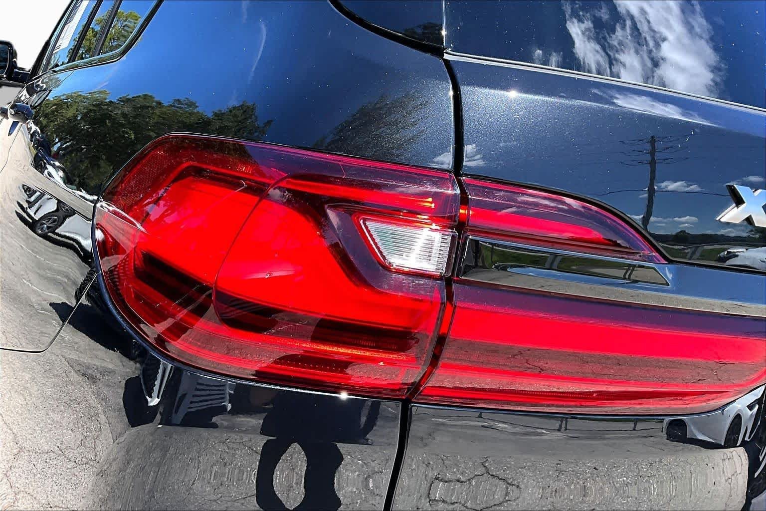 Used 2021 Black Sapphire Metallic BMW M50i image 29