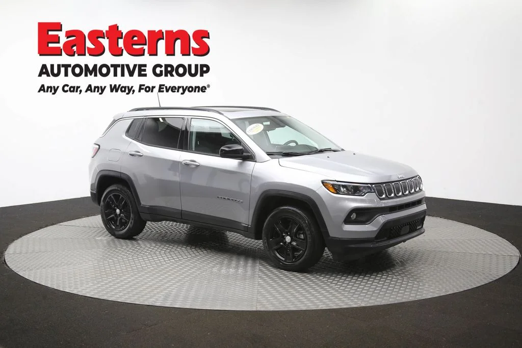 Used 2022 Silver Jeep Latitude image 50