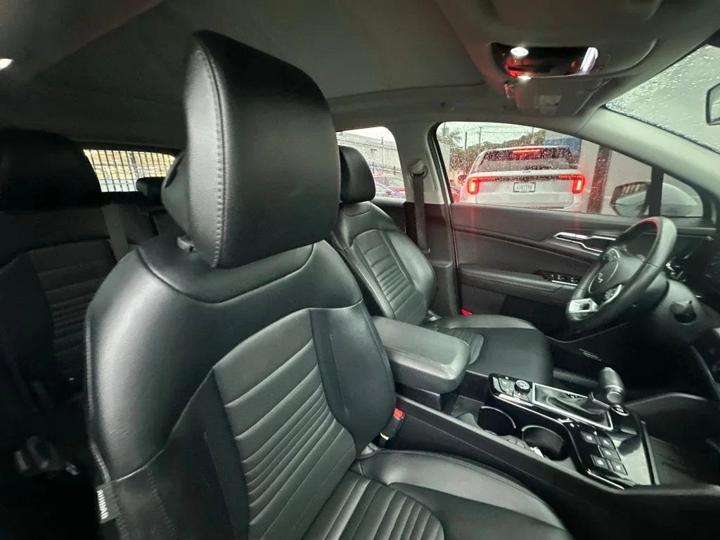 Used 2025 White Kia SX-Prestige image 36