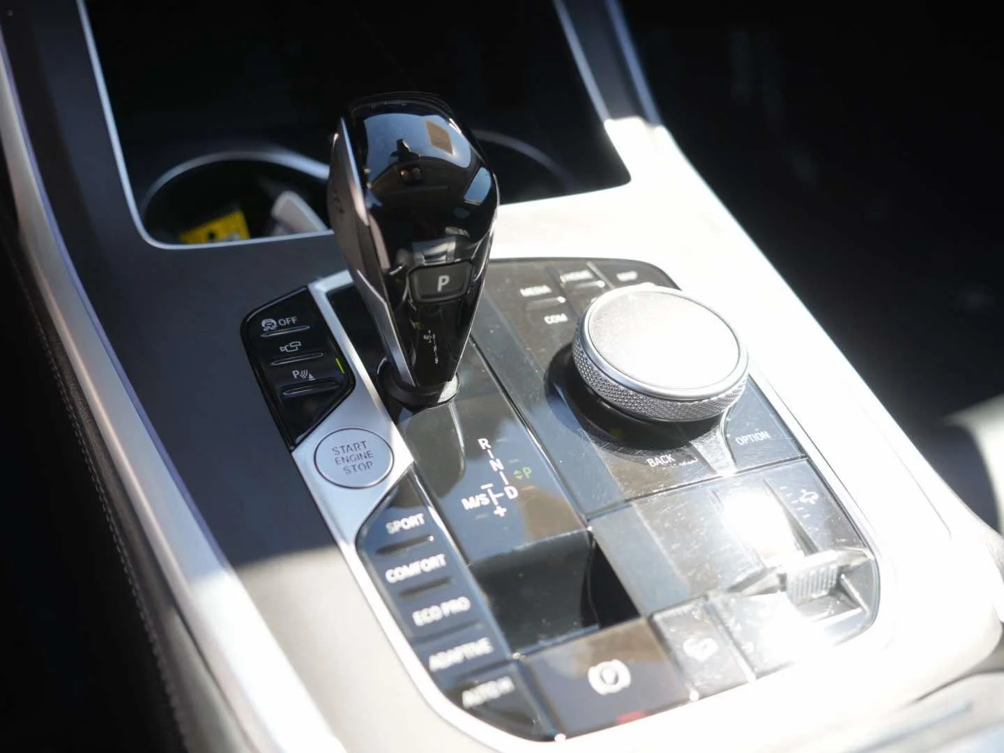 Used 2022 Mineral White Metallic BMW xDrive40i Sports Activity Vehicle image 26