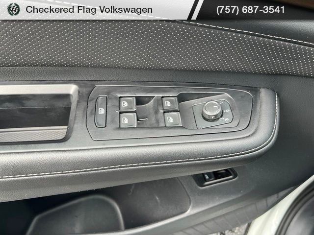 Used 2025 Pure White Volkswagen 2.0T SE w/Technology image 15