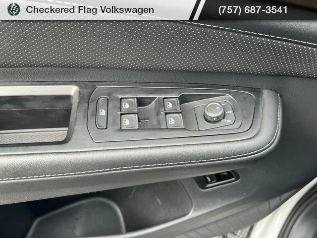 Used 2025 Pure White Volkswagen 2.0T SE w/Technology image 15