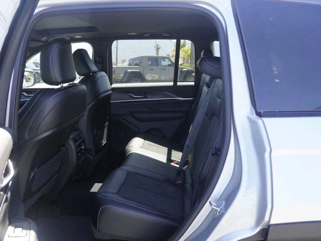New 2026 Silver Zynith Exterior Paint Jeep Altitude image 19