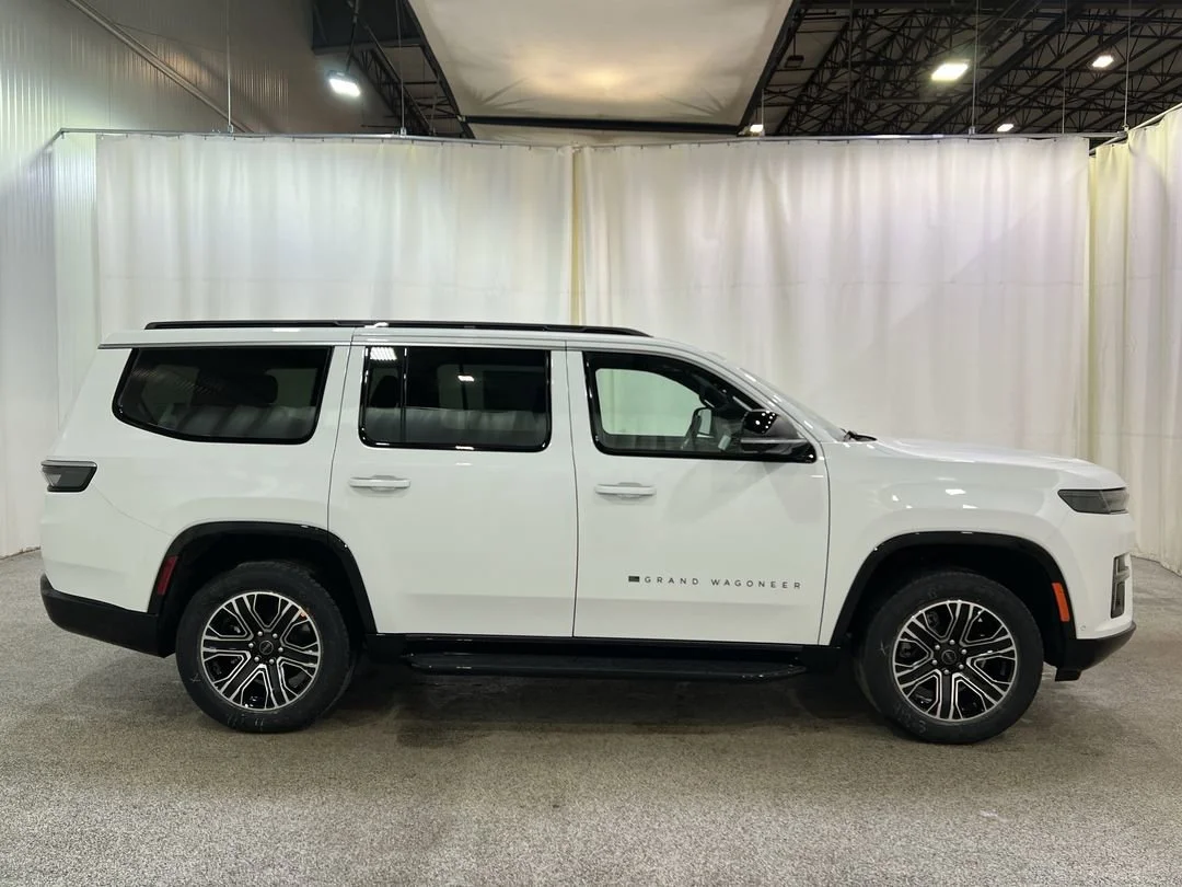 New 2026 Bright White Clear-Coat Exterior Paint Jeep BASE image 5