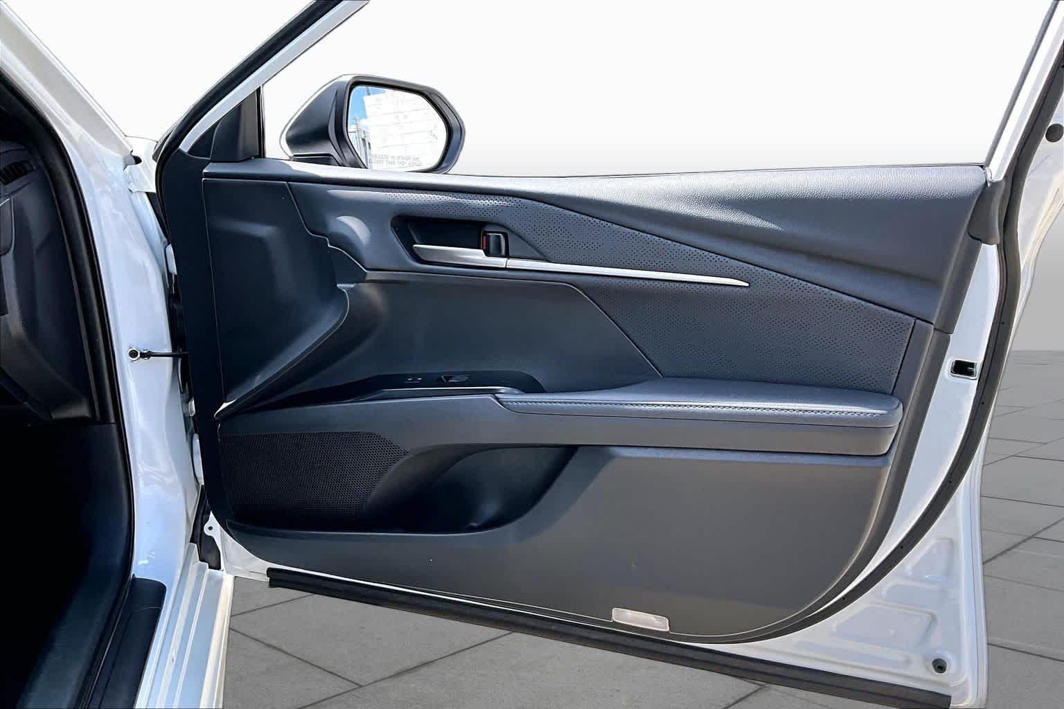 Used 2025 Wind Chill Pearl Toyota XSE image 23