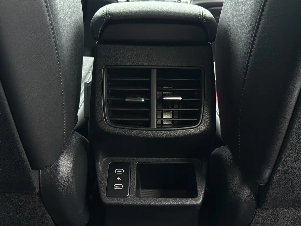Used 2024 Snow White Pearl Kia S image 23