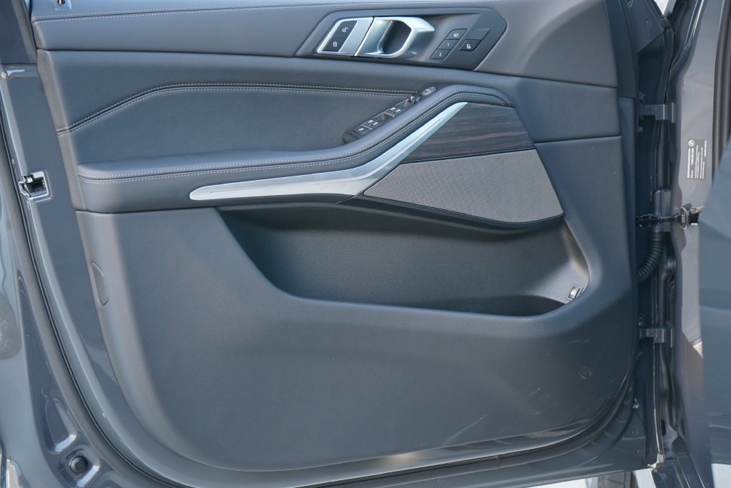Used 2026 Dravit Grey Metallic BMW xDrive50e image 10