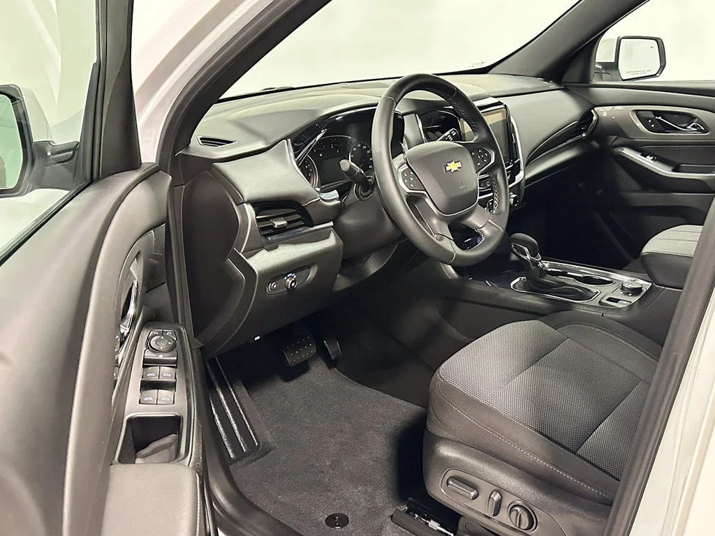 Used 2023 SUMMIT WHITE Chevrolet LT Cloth image 20