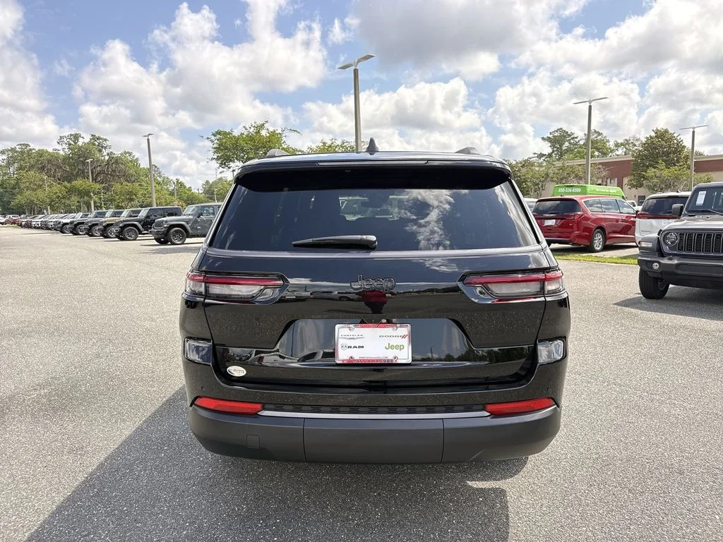 New 2026 Diamond Black Crystal Pearl-Coat Exterior Paint Jeep Laredo image 4