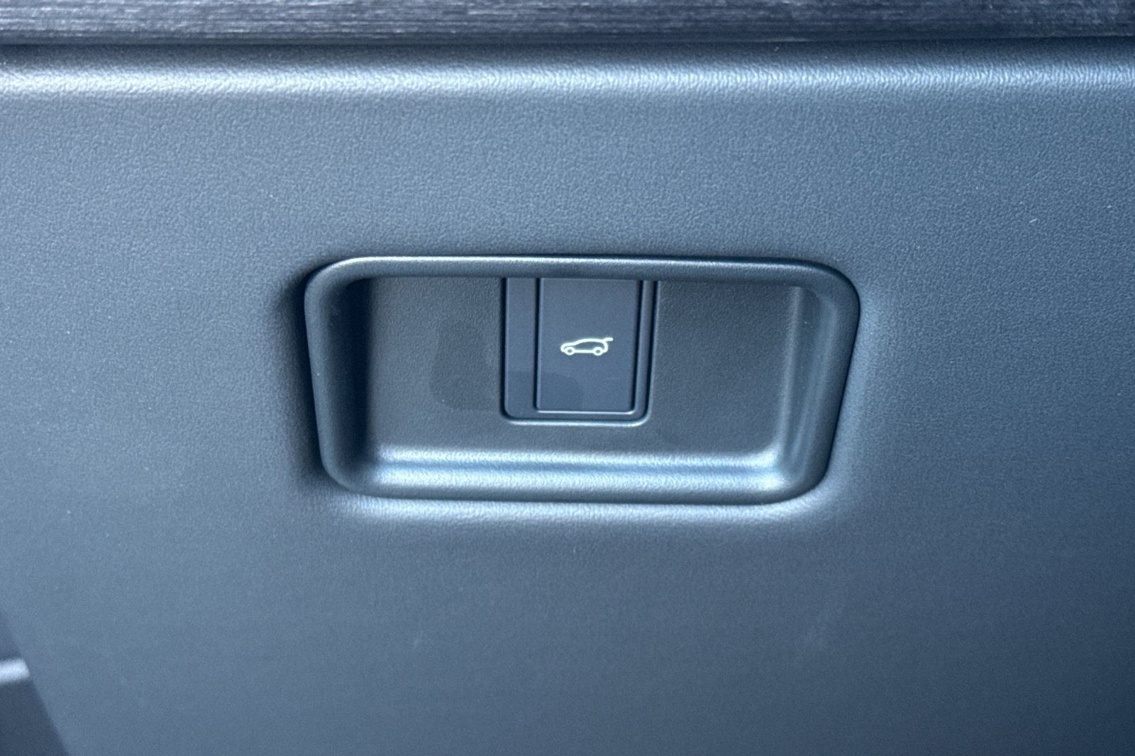 New 2027 Carpathian Grey Land Rover SE image 32
